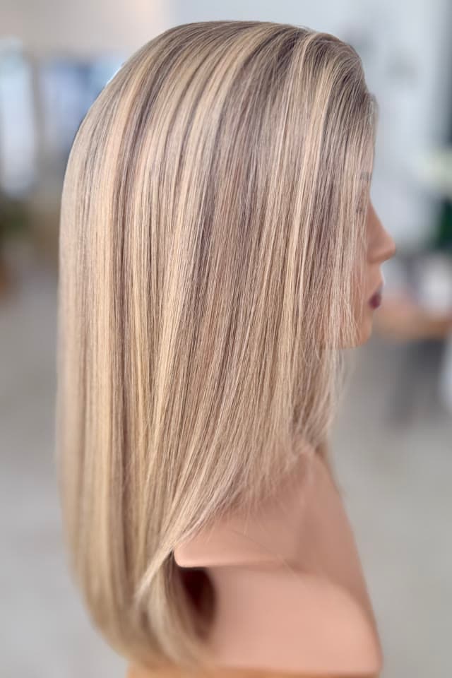 Perücke mit blondem Balayage-Verlauf, glänzend, im Studio